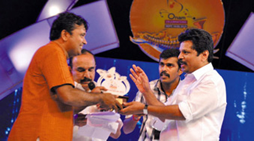 kalamandalam gopalakrishnan receiving award