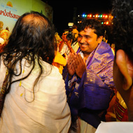 sri sri ravishankar presenting sri kalamandalam gopalakrishnan with ponnada